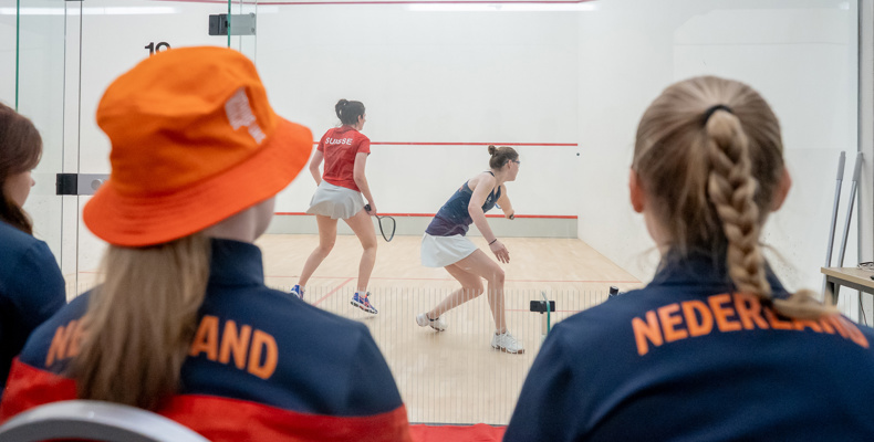 dames kijken naar Renske